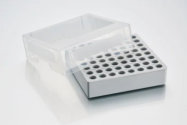 艾本德儲存盒 8 × 8, 可放置 64  個試管， 1  –  2  mL，3  件，高 53  mm，2  英寸，聚丙烯材料，可耐受最低 -86  °C，可高溫高壓滅菌，帶蓋子并具有數(shù)字字母標(biāo)識